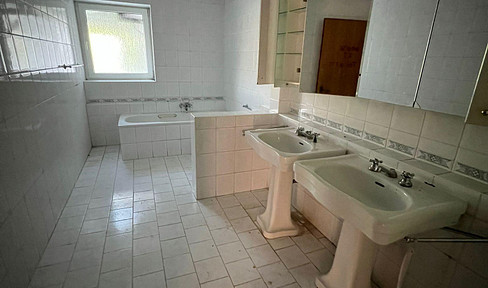Spacious 6-room apartment in Obernkirchen, ready for you to customize.