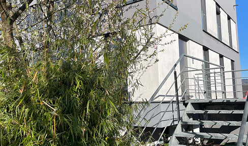 Architect-designed penthouse maisonette apartment, 4.5 rooms, with a distant view and a "house within a house" feeling.