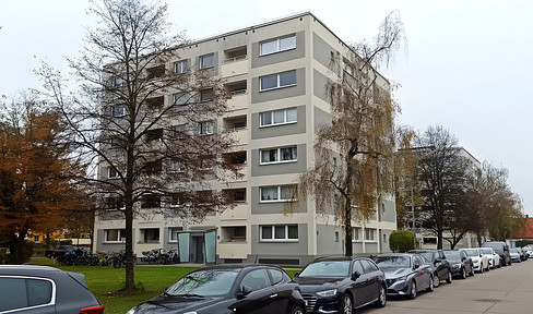 Tastefully decorated and well-maintained 3-room apartment with a balcony, located in Feldmoching, Munich.