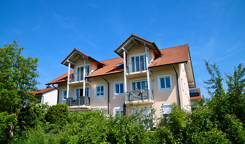 Zentr., ruhige 3 Zi-DG Whg mit unverbaubarem Blick, inkl. EBK, 2 Blk, 2 Carport, 2 Speicher, Keller