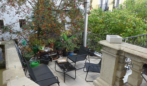 3-5 rooms, also suitable for multi-generational living or for combining living and working, with a covered terrace.