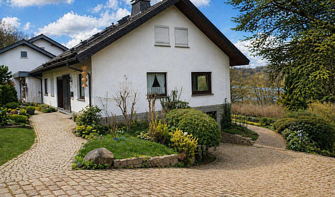 Großzügiges Einfamilienhaus mit parkähnlichem Grundstück und Entwicklungspotenzial in Bad Berleburg