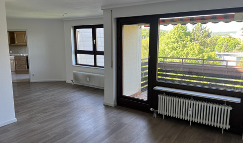 No fees apply in Weilimdorf: Bright 4.5-room apartment with plenty of space and a beautiful view.