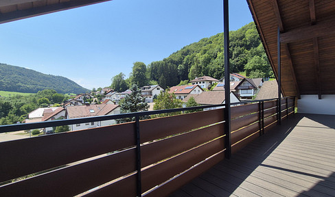 Moderne Dachgeschosswohnung mit Balkon, Garage & Kaminofen in ruhiger Aussichtslage