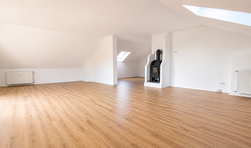 Moderne Dachgeschosswohnung mit Balkon, Garage & Kaminofen in ruhiger Aussichtslage