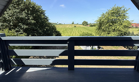 Stunning, brand-new apartment in the attic! Renovated attic oasis with views of the countryside and a parking space.