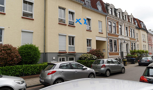 Beautiful 3-room apartment with a garage, balcony, cellar, and bathtub.