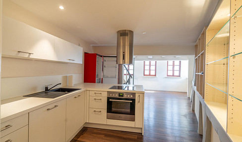 Loft-style townhouse in the old town – 125 m² over 4 levels, open-plan layout, 2 bathrooms, fitted kitchen, air conditioning.