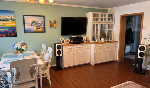 Well-maintained 3.5-room apartment including a parking space in the underground garage and a high-quality fitted kitchen (included in the rent).