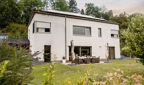 Exclusive single-family home built to KfW-40 standards, located in a quiet, south-facing hillside – high-quality and energy-efficient.