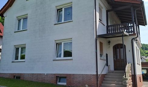 Großzügiges Zweifamilienhaus in naturnaher Lage mit unverbaubarem Ausblick!