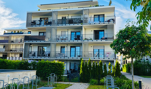 Commission-free: Premium 2-room apartment with a designer kitchen and a south-facing balcony.