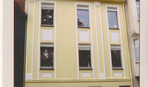 Completely renovated 3-room apartment with a loggia on the 2nd floor, featuring a balcony, located in Mülheim-Broich.