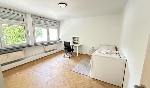1 renovated room available in a shared apartment (4 people) in Frankfurt, with excellent transport links.