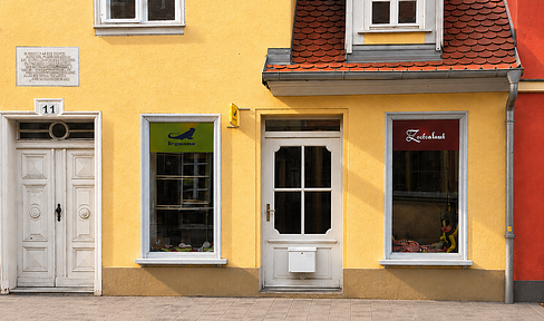 Commission-free! Retail space with its own entrance, in a central and highly desirable location – suitable for a variety of uses.