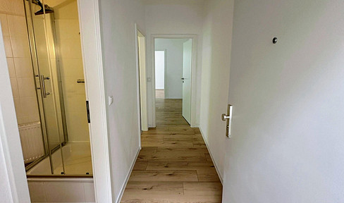 Frisch sanierte 2-Zimmer-Wohnung mit neuer Einbauküche & Tageslichtbad in Stadtfeld-Ost
