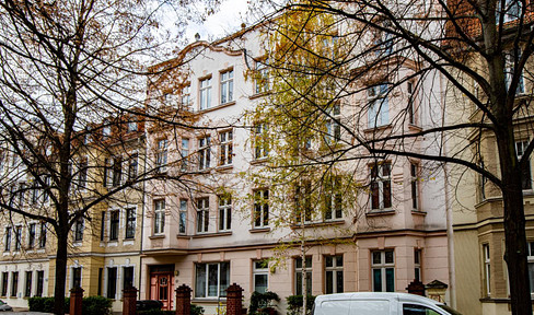 Newly renovated 2-room apartment with a new fitted kitchen and a bright bathroom, located in the Stadtfeld-Ost district.