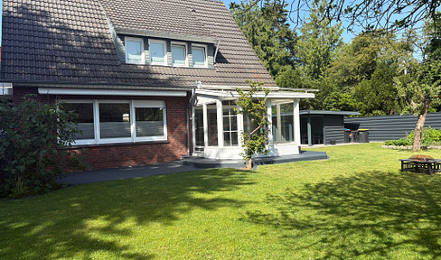 Well-maintained and continuously modernized residential building for sale, located in a central area of Papenburg.