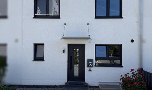 High-quality terraced house with 3 floors, 5 bedrooms, a full basement, and a garage, located in a prime location in Groß-Gerau.