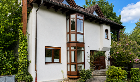 Spacious, high-quality renovated detached house near Würzburg – 260 m², with solar panels and a heat pump.