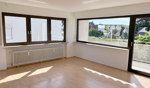 Freshly painted! - Bright, spacious 4-room apartment with a garage and a large balcony in Fürth.