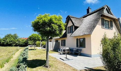 Pure relaxation – For sale: a thatched-roof holiday home in Stove!