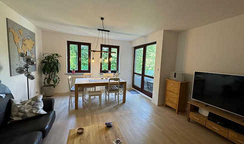 High-quality renovated 3-room apartment with oak parquet flooring, a new fitted kitchen, and a balcony.