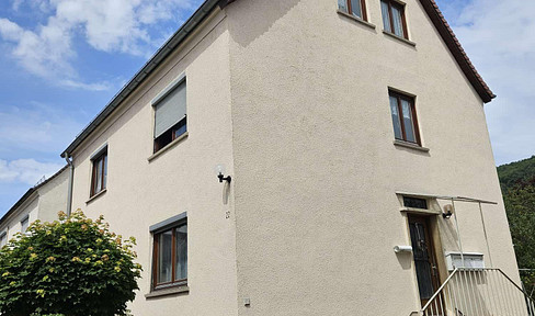 Charmantes Mehrfamilienhaus mit Geschichte – Wohnen und Investieren in ruhiger Lage