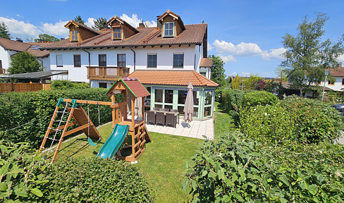 Large, well-maintained semi-detached house built in a split-level design.