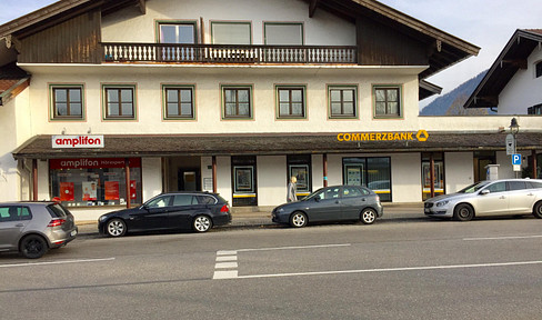 Well-designed, centrally located 2-room apartment in a small complex.