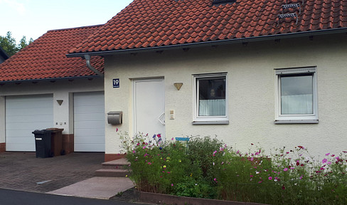 House with 6 rooms, 3 bathrooms, garage, and garden. South-facing, with a basement corner (likely referring to a layout feature).