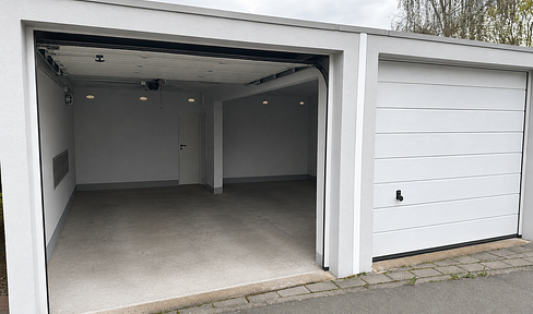Modernes Reihenhaus mit sonnigem Garten und Doppelgarage