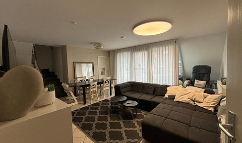 Bright 3.5-room maisonette apartment with a rooftop terrace, underground parking space, and excellent public transportation connections.