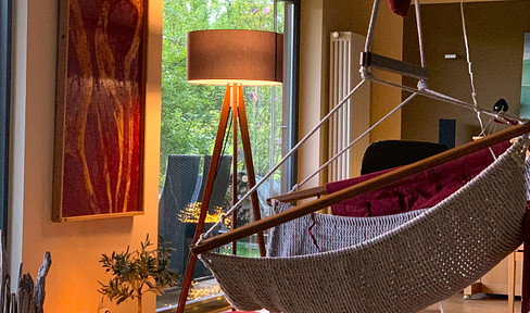 Light-filled design: Architects' wooden house in a sunny, natural location on the edge of a field.