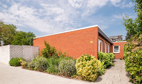 Charming bungalow in a quiet location in the Kurfürstenviertel district, featuring a garden, garage, and a large basement.