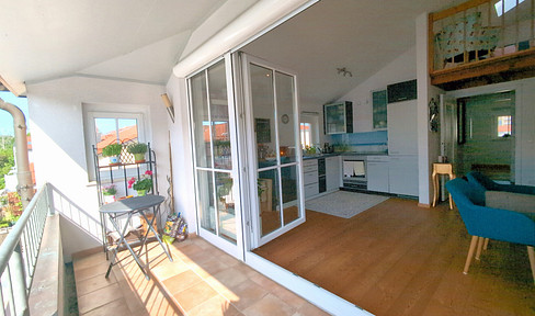 Bright and sunny 2.5-room attic apartment with a gallery and a south-facing loggia - No agency fees.