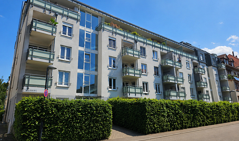 Well-maintained 2-room apartment with a balcony, fitted kitchen, and underground parking space in the Wiehre district of Freiburg.