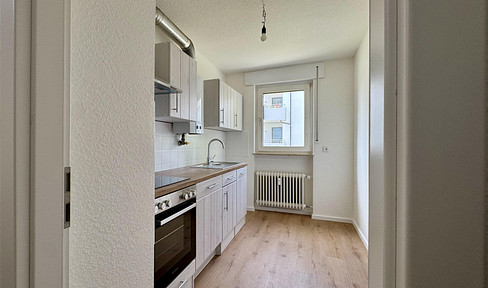 Move in and feel right at home! This ideal, spacious 2-room apartment features a balcony, fitted kitchen, and parking space.
