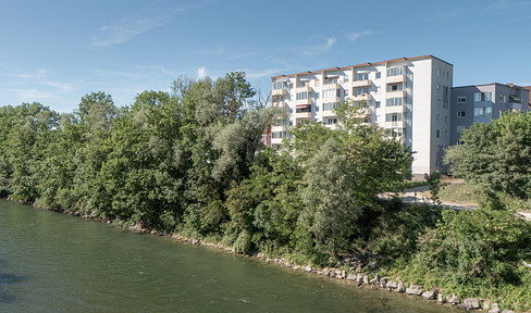 APARTMENT LIVING BY THE LECH RIVER: HIGH-QUALITY RENOVATED 4-ROOM APARTMENT - AVAILABLE IMMEDIATELY & NO AGENT FEES.
