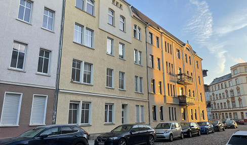 Bright 3-room apartment in a beautiful, historic building.