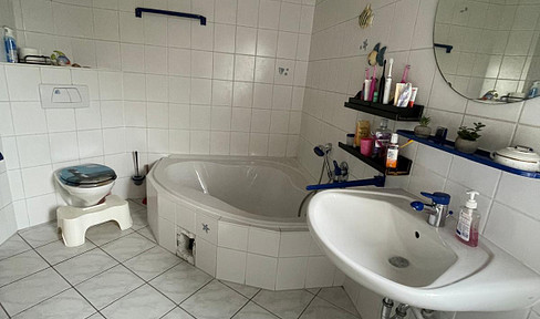 Spacious 4-room apartment with 136 square meters of living space, a balcony, and a courtyard.