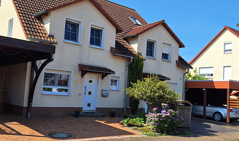 Cozy semi-detached house in a suburban location.