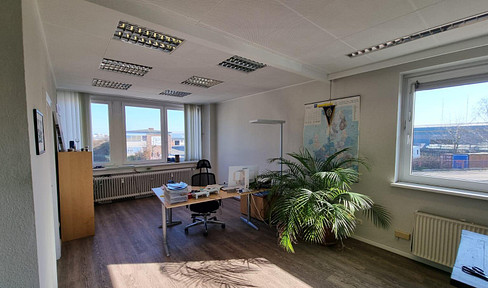 314 square meters of office space with 10 rooms, fiber optic connection, parking space, and cellar – available without commission.