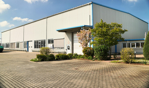 Hall with 900 square meters, and an office can be added if desired.