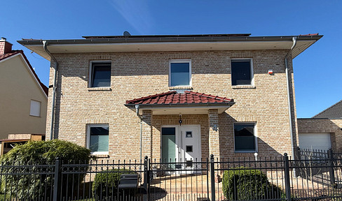 Stylish, Mediterranean-style, solid-built city villa with brick facade – for sale directly from the owner, no commission fees.