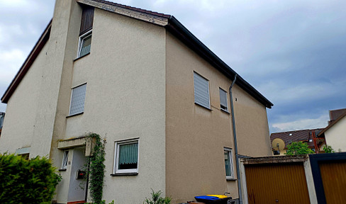 A home where you can feel comfortable, with well-designed living spaces. The garden side features a large awning.