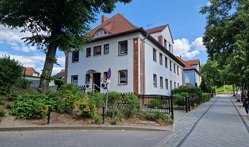 Bright 2.5-room apartment with a new fitted kitchen, wooden floors, and access to a garden.