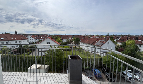 Beautiful, spacious studio apartment with an office, offering panoramic views all the way to the Alps (approx. 180 sq meters of living space).