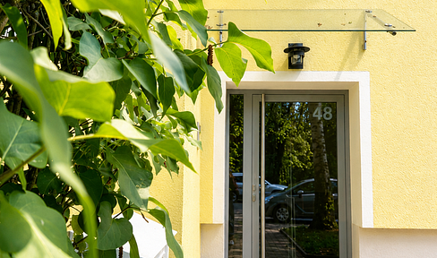 3-room apartment with balcony in the courtyard – well-maintained, renovated, and available immediately.