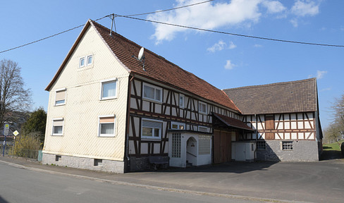 Weitläufiger Resthof mit Scheune, großer Halle & Wiesen